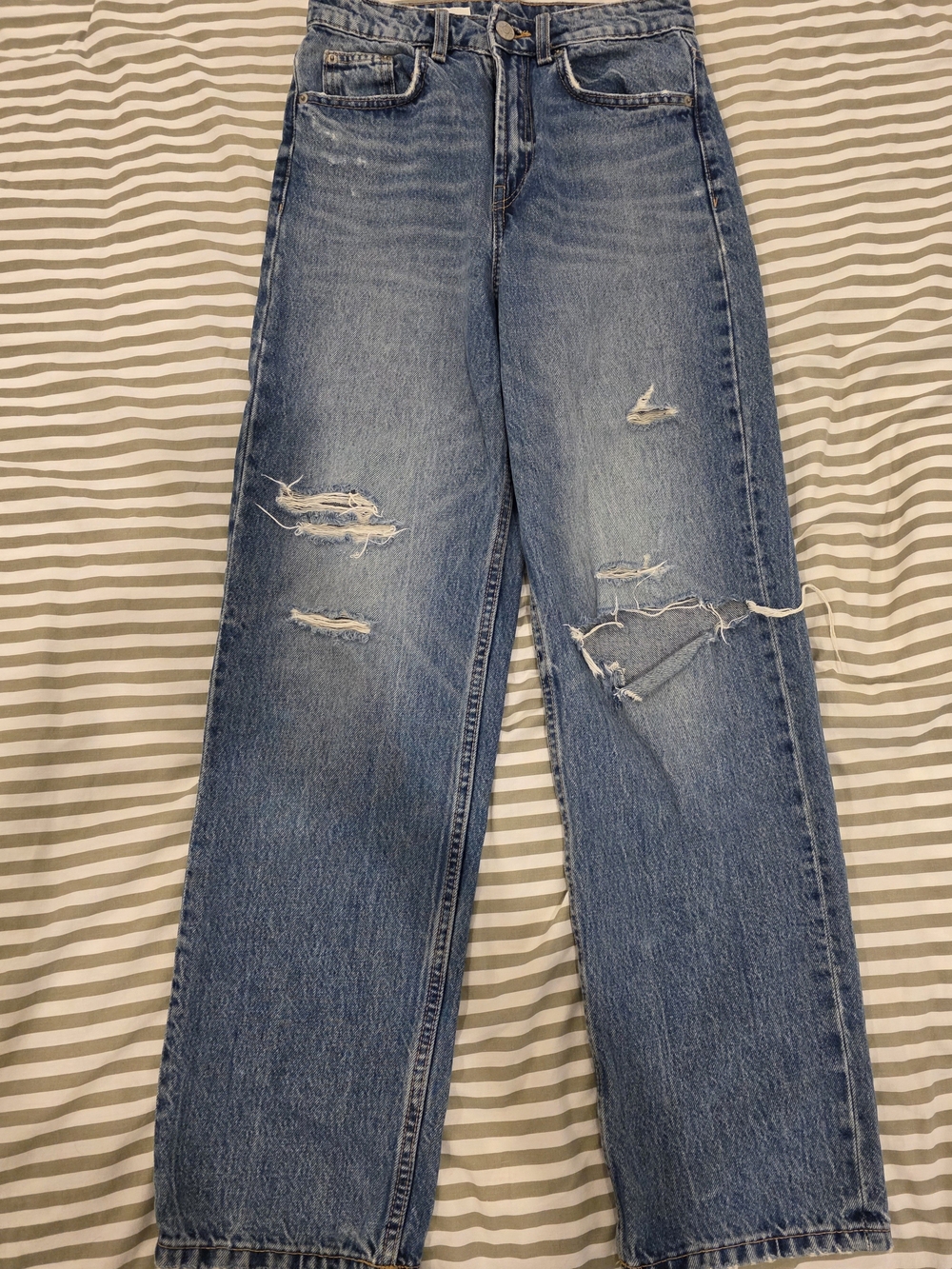Zara Jeans With Rip Design